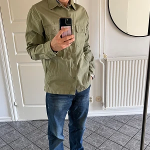 Overshirt  - Säljer mig snygga Overshirt som aldrig är använd! Den är fårn hm i storlek s. Skriv till mig om ni undrar något