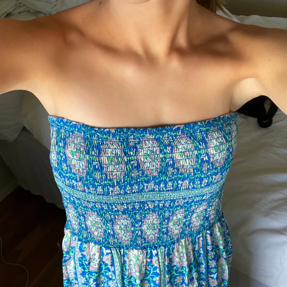 Perfekta långklänningen till sommaren som går att bära på flera olika sätt, se bilder🌸☀️. Klänningar.