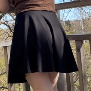 En svart kjol som tyvärr inte används. Den har ett elastiskt band som gör att man kan ha den oavsett storlek. Den sitter fint på mig som normalt har s.  I nyskick!