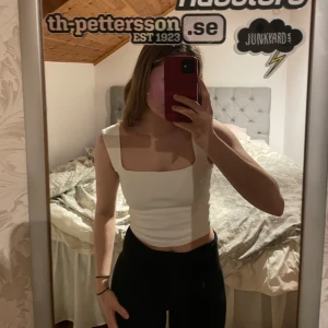 Linne - Linne med fyrkantig urringning. Xxs men passar även xs. Jättefint! Aldrig använt, prislappen kvar.