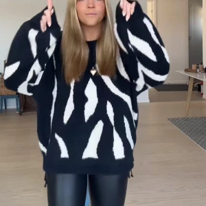 Svartvit stickad tröja - Supersnygg stickad tröja från Vila❤️Storlek L, men passar s/m beroende på vad man tycker om för passform. Väldigt bra skick. Skriv vid frågor elelr köp nu❤️nypris 595