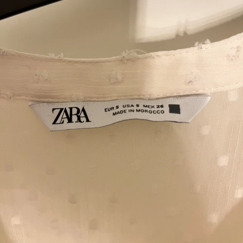 Blus från Zara nyskick💞Nypris 380kr! . Blusar.