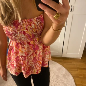 Sommar topp - Så fin topp. Oanvänd. Storlek s. Passar xs och m också. Perfekt till sommaren. 💕💕💜💜 