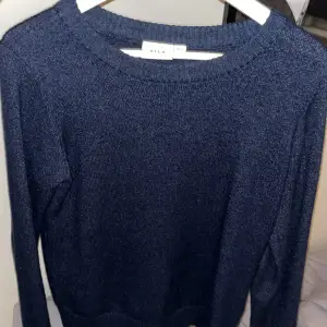Mörkblå stickad tröja från vila, säljer då den ej kommer till användning endast använd vid ett tillfälle så den är som ny 🩷🩷köpt för 379kr