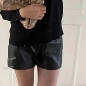 Skinn shorts  - Fina skinn shorts från zara(själv har jag S och passar mig perfekt)