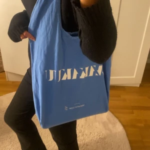 Wakakuu väska  - Wakakuu väska. Jättefint skick. Knappt använd. Perfekt till sommaren. Snygg blå färg. Rymlig. Har även den gröna om någon är intresserad. 💙💙🤍🤍