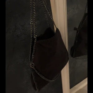 Väska  - Aldrig använt!!! I rätt ljus har den ett liten glint av glitter! 