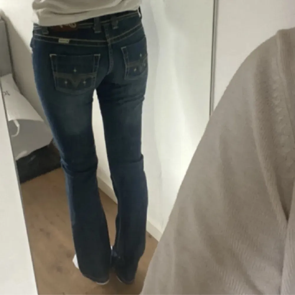 Intressekoll på dessa snygga lågmidjade jeans med detaljer. Köpta secondhand så vet ej va de är för märke, jeansen går ner till fötterna på mig som är 1.70. Jeans & Byxor.