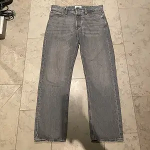 Säljer ett par jeans som jag inte använder längre | Skick 7/10 (Se bilder) | Modell: Relaxed/Chris | Hör av er vid funderingar!