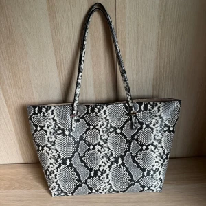 Stor väska med utrymme - Säljer denna fina väskan från HM då jag köpt nya jag använder. Den är använd, men fortfarande i fungerande fint skick. Stort utrymme. 