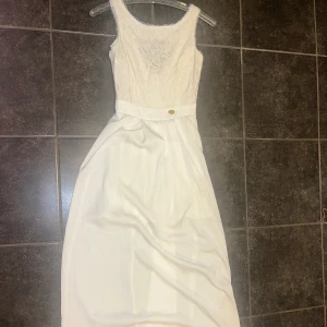 Vit långklänning  - Otroligt snygg klänning nu till sommaren. Knappt använd. Bra passform. 