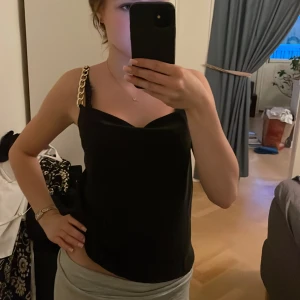 Svart fest topp - Svart fin fest topp med kedje band. Storlek xs. Helt oanvänd, lappen är kvar. Bilden är på min vän som köpte samma. Nypris rea: 89 Mitt pris: 30