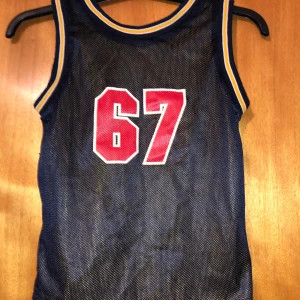 Kort basket linne - Coolt Från 2000s Nått liten nopper finns på marinblå framsida annars inga fel