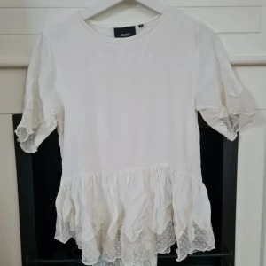 Spetstopp från Object strl S - Strl S Spetstopp från Object. Använd enstaka gång. Jättefin! Viskos/polyester.