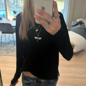 Svart tröja - Säljer denna snygga tröja från zara då den inte kommer till användning! 