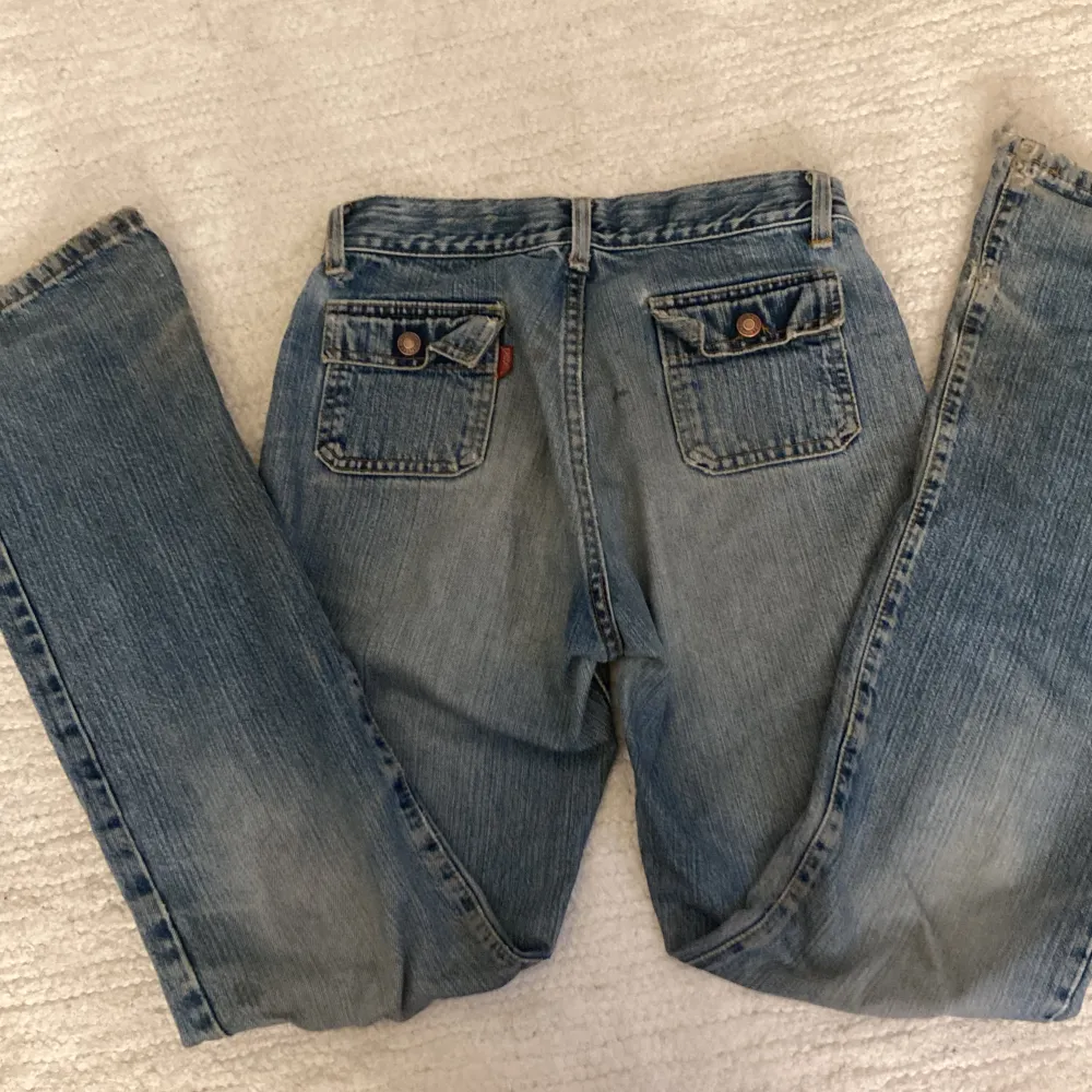 Jättesnygga bootcut jeans köpta på second hand som tyvärr inte kommer till så mycket användning längre💗💗strl står inte men passar perfekt för mig som är 162!. Jeans & Byxor.