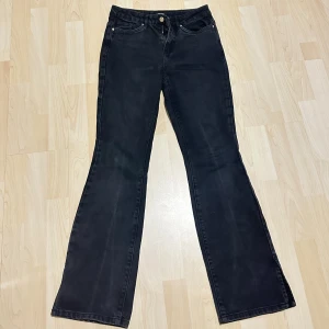 Svarta/mörkgrå jeans - Korta slita på båda sidorna, väldigt fin💕