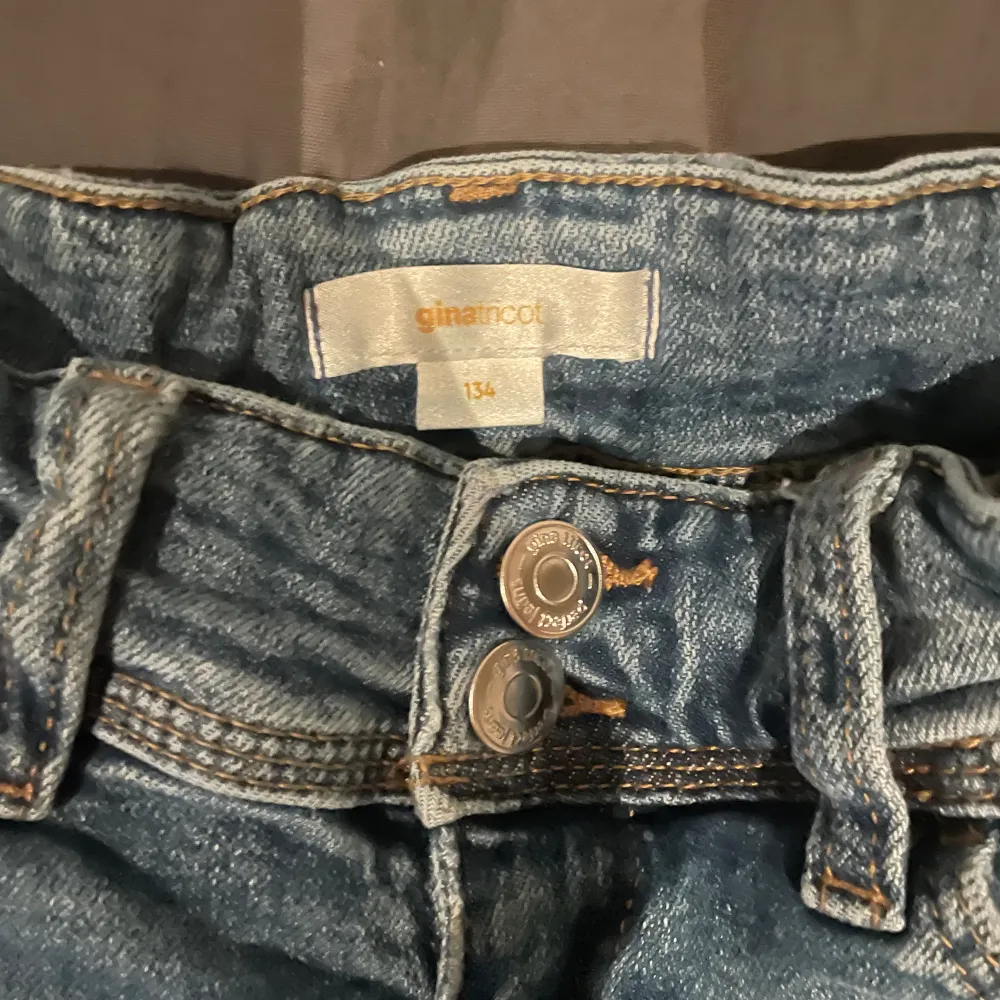 Bootcut jeans från Gina Tricot. Jättefina men tyvär för små 💕💕 storlek 134. Jeans & Byxor.