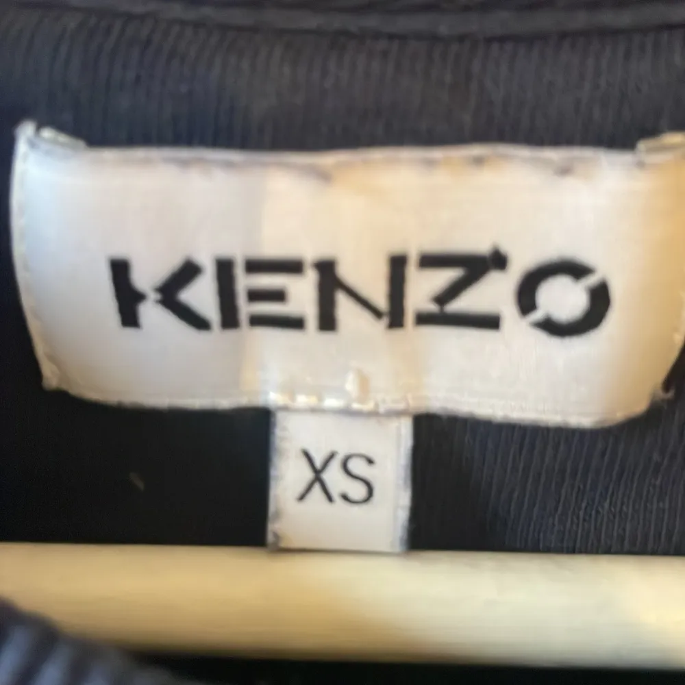 Hej! Säljer den här Kenzo sweatshirten i storlek XS eftersom den är för liten. 10/10 skick nästan helt oanvänd. Såklart är den äkta. Priset kan diskuteras. Skriv gärna om ni har några funderingar! . Hoodies.
