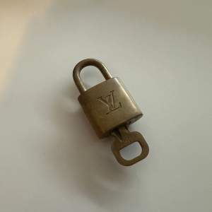 Louis Vuitton 306 padlock. Nyckel finns