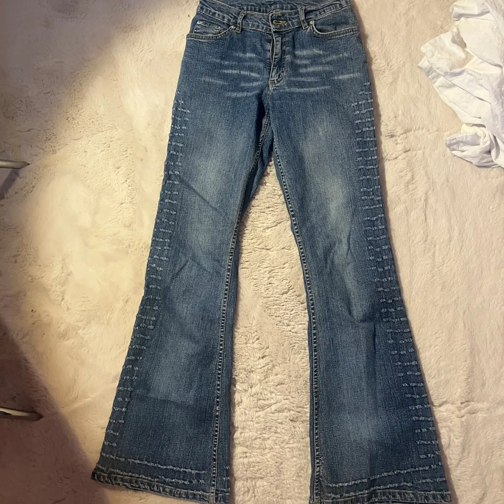 Skit snygga low waist bootcut/flare jeans i väldigt bra skick💞. Jeans & Byxor.