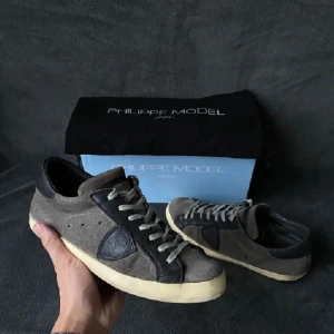 Philippe models - Strl: 43, ganska bra sick skadade i sulan men det är fair för priset , inget og, skriv om ni har några funderingar, kan även byta, 