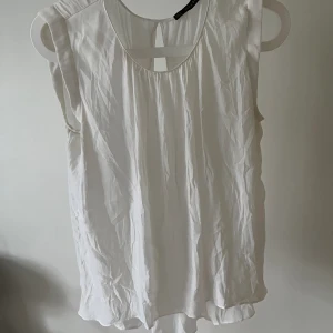 Vit blus - Vit blus från Zara i stl M!  Paketpris vid fler köp av mig🩷