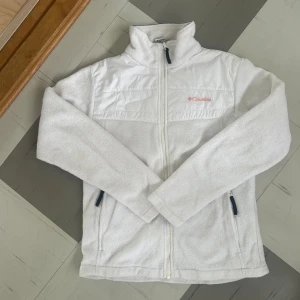 Vit fleece  - En vit fleece från Columbia i mycket bra skick 