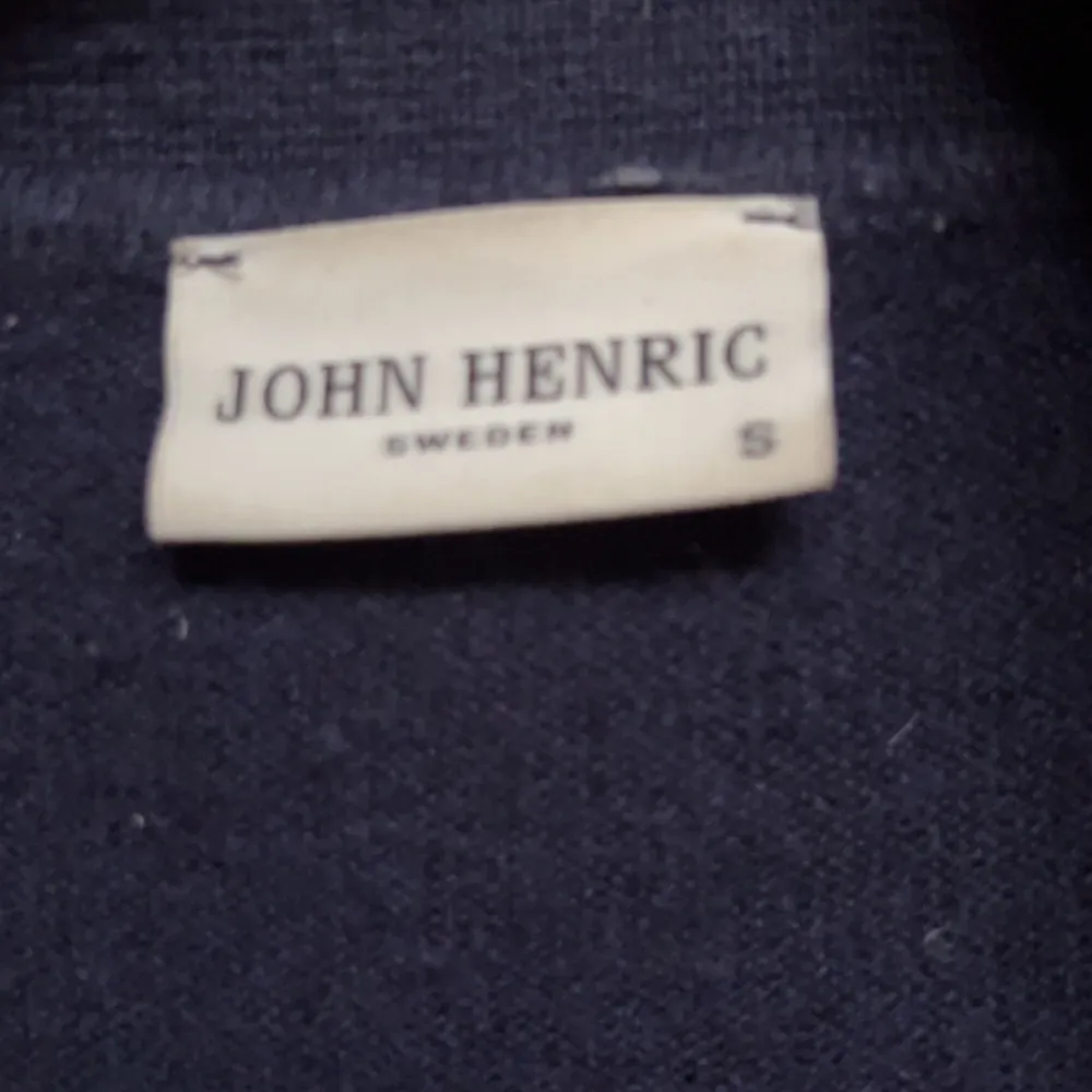Riktigt snygg tröja från John Henric! Lite knottrig men fortfarande u ett bra skick. Inga hål eller något sånt men använd. 7,5/10 skick. Nypris: 1450kr Vårt pris: 489 (diskuterbart). Tröjor & Koftor.