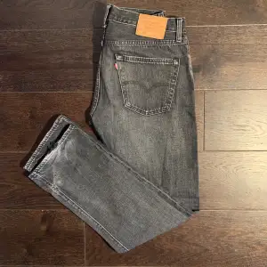 Tja säljer nu dessa tvär snygga Levis 501 jeans som är i storlek 30/32 och modellen på bilden är ca 180.  Skick: 5/10 smått slitna som ni ser på bilden. 