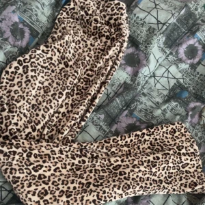leopard "bootcut" mjukisbyxor - leopard mjukis byxor i strl xs. snörrerna är borta men annars inge större defekter. pris går att diskutera 💞
