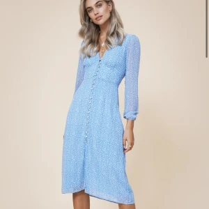 Adoore klänning  - Säljer en av mina klänningar från adoore pga att jag inte använder den. Inköpt förra sommaren och lapparna sitter kvar. Är en S🌸