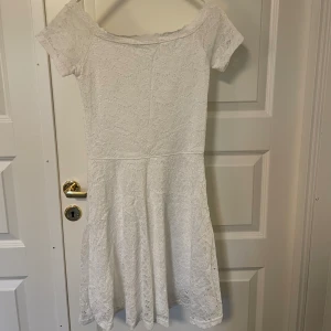 Vit klänning - Vit klänning med spets. Använd men i fint skick 
