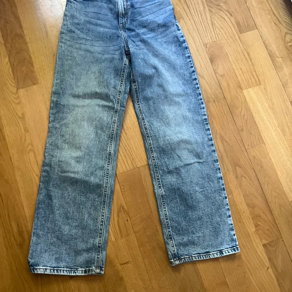 Det är ett par blåa jeans från Lindex i storlek 146. Köpt för 499 men säljer för 59kr (pris kan diskuteras) Ny skick, använt ett fåtal gånger. Jeans & Byxor.