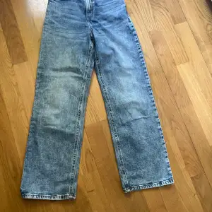 Det är ett par blåa jeans från Lindex i storlek 146. Köpt för 499 men säljer för 59kr (pris kan diskuteras) Ny skick, använt ett fåtal gånger