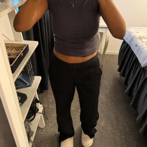 🩷 - Lowwaist kostymbyxor från Zara, strlk S nypris 598kr, säljes för 250  Soft touch funnel neck top från Gina, strlk S Slutsåld, säljes för 100  (Pris går att diskutera, plaggen säljes även separat)
