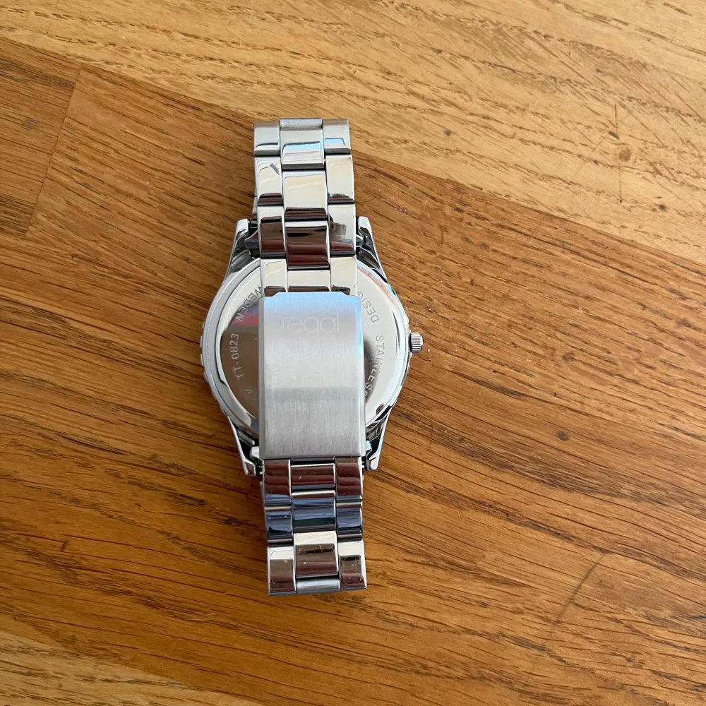 Köpte klockan för ett år sedan. Men aldrig använt den. Köpte för 599kr. Accessoarer.