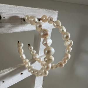 Ett par vita pärl örhängen, formade som ringar. Väldigt fina och gulliga.  Pärlorna blänker fint när man bär dem. Fint skick!   Pris går självklart att diskutera! 