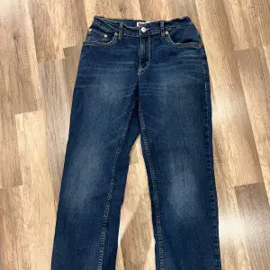 Säljer dessa Levis jeans då de inte används längre, skriv för fler bilder.