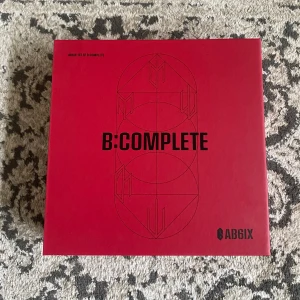 KPOP ALBUM AB6IX - Säljer denna album från AB6IX!! Allt är i bra skick. Albumet inkluderar allt (photcards, stickers, m.m). 