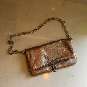 Zadig väska  - Säljer denna jätte fina Zadig och Voltaire väskan!  Nyskick och nästan aldrig använd. Hör av er vid frågor eller vid fler bilder!❤️ pris går att diskutera vid snabb affär!!