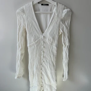 Adoore liknanade - Super fin adoore liknande klänning från ginatricot i storlek 34! Lite skrynklig annars inget fel på den. Säljer för 150kr