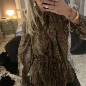 Leopard blus😍😍 - Säljer denna leopard blus 🐆 köpte på plick aldrig änvänt den (bilden är lånad av hon jag köpte) super fin man kan knyta framtill och bak😍 XS/S