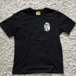 Bape T-shirt Svart - Helt oanvänd, extremt mjuk tröja, perfekt för sommaren, säljer pga för liten storlek, regular fit. Ärligt talat en av mina favvo tröjor.