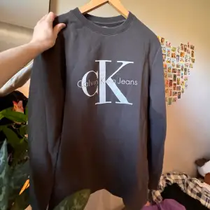 En snygg Calvin Klein Sweatshirt som är i storlek M. Klassiskt tryck och är fortfarande i bra skick. Hör av er vid frågor eller liknade!! 