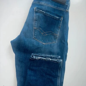 Replay anbass  - Fina replay anbass hyperflex, storlek w30 L32. Bra skick med lite slitning som gör dom ännu snyggare 