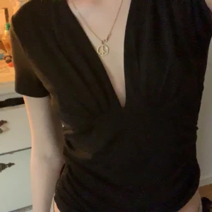 Söt tröja - En jättefin tröja som jag säljer pga att den inte kommer till användning. Den är i fint skick då den endast använts ett fåtal gånger. Matlerialet är stretchigt! Hör av er vid frågor❤️ 