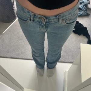 Säljer dessa super snygga lowaist bootcut Abrand jeans!! Aldrig använt 💕 Ord pris: 899 Skriv för fler bilder är!! 