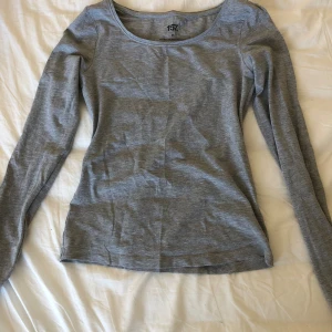 Jätte snygg tröja - Tröjan är från Lager 157 och köpt för 150 kr. Den är i storlek Xs men passar även Xxs och S. Jag säljer den pågrund av att jag inte passar i färgen grå. Den är i nyskick eftersom att jag inte har använt den så många gånger 💕