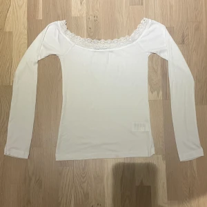Topp - Vit sommartopp med spets från BikBok i storlek XS🤍